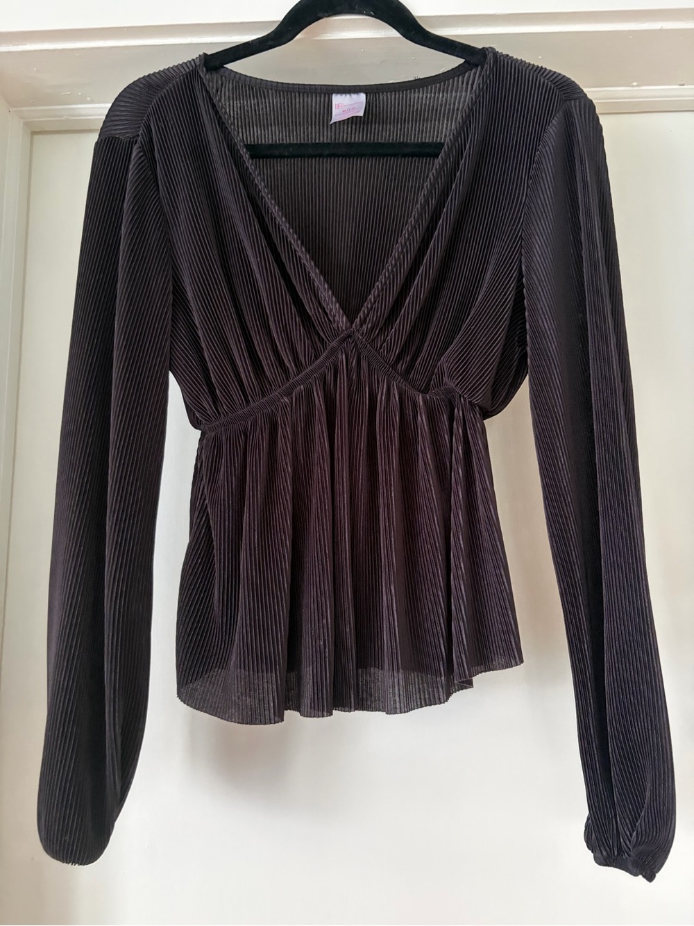 No Boundaries Black Plissé V-Neck Long Sleeve top (never worn)